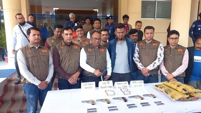 যশোরে ৫টি আগ্নেয়াস্ত্র, ৫০ রাউন্ড গুলি ও মাদকসহ চোরাচালানী আটক